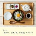 海鮮丼には『鯛出汁、小鉢２種、お漬物』がつきます。