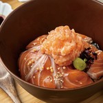 サーモン＆サーモンたたき丼 / 赤出汁 / 小鉢２種 / お漬物