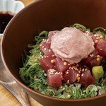 まぐろ＆まぐろたたき丼 / 赤出汁 / 小鉢２種 / お漬物