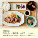 定食には『赤出汁、小鉢２種、お漬物』がつきます。