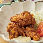 カラッと揚げたジューシーな鶏もも肉にたっぷりタルタルの定食定番！
お造りの付いた定食がおすすめ。
----------------------
チキン南蛮とお造り３種 定食　1,760円