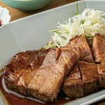 分厚いながらも肉質の柔らかいポークステーキ。
180gのとんてきは食べ応え抜群です！
----------------------
とんてきとお造り３種 定食　1,760円