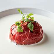 じっくり焼いた完熟とまとに、生クリーム＆特製だれをお客様の目の前で混ぜ合わせ仕上げます。
北新地の姉妹店で20年以上愛されてきたこの味を、焼きたてのバゲットとご一緒にどうぞ。