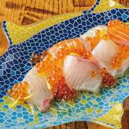 その日仕入れた新鮮なお魚三種類のカルパッチョに、豪快にイクラを『どーんっ！』とのせています。