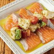 ぷりぷり食感がうれしい海老と数種類の食材を使った、ボリューム感満点の具沢山サラダです。
ハーフ：935円 / フル：1,650円