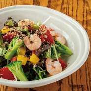 ぷりぷり食感がうれしい海老と数種類の食材を使った、ボリューム感満点の具沢山サラダです。
ハーフ：880円 / フル：1,540円