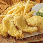 さくさく衣で揚げたフィッシュ＆チップスです！
バジル香るソースにたっぷりつけてお召し上がりください。