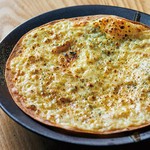 クセになる味わいの酒盗(カツオの塩辛)に、チーズの旨味をプラス♪
リピート率高めの一品です。