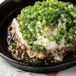 レアに焼き上げたマグロハンバーグをジュージュー熱々鉄板で。
まろやか温泉卵と絡めてお召し上がりください。