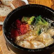 にんにく＆牡蛎醤油オイルがしゅんだお野菜と魚介を、たっぷりバゲットにのせてお召し上がりください。