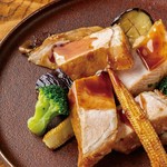 やわらかく食べごたえある豚肉を、あまから照り焼きソースで。
甘味ある脂身は絶品です！