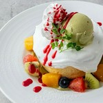 季節のフルーツとたっぷりクリーム、ピスタチオアイス等をふんだんに盛り込んだホットケーキ。