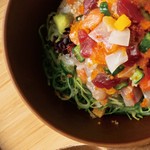 10種以上の具材が入った海鮮丼はリピ率80%超え♪
〆は海鮮茶漬けで楽しめる『二度おいしい海鮮丼』です。