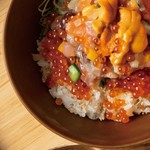 雲丹、まぐろ、鯛、カンパチなどなど、10種以上の具材が入った超贅沢ご馳走丼！
〆は海鮮茶漬けで楽しめる『二度おいしい海鮮丼』です。