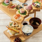 鰻蒲焼き / お造り３種 / 天ぷら３種 / 真鯛雲丹焼き / 牛肉のステーキ / ネギトロ＆アボカド / いくら＆サーモン / 鯛出汁 / 白ごはん / 赤出汁