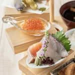 コスパ抜群！伝説の頂鯛定食がルクアで復活！！
立体的に盛られた８種類のおかずはご飯がすすむくん！
「最後は丼にして〆る♪」なんて楽しみ方も出来ますよっ♪
