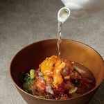 海鮮丼の〆には、魚介類との相性抜群の『鯛出汁』で海鮮茶漬けをお楽しみいただけます。
