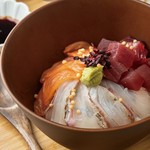 三色丼 / 鯛出汁 / 小鉢２種 / お漬物