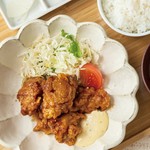 チキン南蛮 / ご飯 / 赤出汁 / 小鉢２種 /お漬物