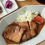 とんてき / ご飯 / 赤出汁 / 小鉢２種 /お漬物