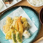 天ぷら７種 / ご飯 / 赤出汁 / 小鉢２種 /お漬物