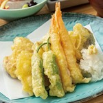 天ぷら７種 / お造り３種 / ご飯 / 赤出汁 / 小鉢２種 /お漬物