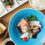お造り７種 / 揚げ出し豆腐 /ご飯 / 赤出汁 / 小鉢２種 / お漬物