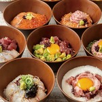 彩り豊かな海鮮丼を16種、1,100円(税抜)からご用意しております。
人気は10種の具材が入った『頂鯛丼 itadakitai-don (2,000円)』です♪
