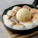 もちもち食感のわらびもちと本日のアイスを二種。
食後にちょうどいい一皿です。
