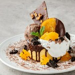季節のフルーツとたっぷりクリーム、ピスタチオアイス等をふんだんに盛り込んだホットケーキ。