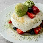 完熟マンゴーをたっぷり乗せた南国風ホットケーキ。
ヨーグルトクリームとの相性抜群です！