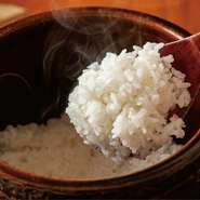 『旨い米がお代わり自由！』料理長こだわりのお米『きぬむすめ』は、岡山で栽培されているお米。炊き立てはもちろん、冷めてもおいしくつややかで、どんなおかずとも相性抜群です。ランチタイムはご飯お代わり自由♪
