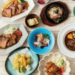 お肉も食べたいという方の為に『チキン南蛮(1,210円)』『国産牛ステーキ』の定食もご用意しております。