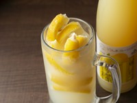 広島産のレモンからつくるレモンシロップと、凍らせた広島産レモンがたっぷり入った一杯。癖がなくさっぱりしているので何杯でもいただけます。甘めのシロップはアルコールが苦手な人にも人気です。