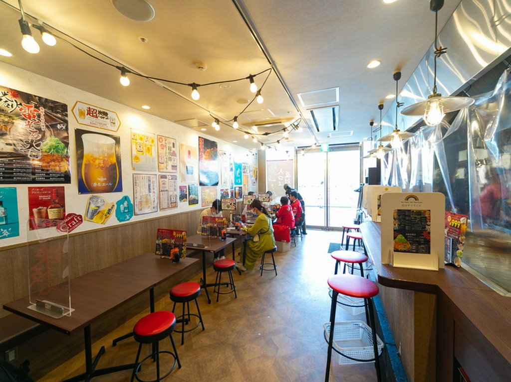 活気あふれる雰囲気に包まれた、屋台のようなお好み焼き店