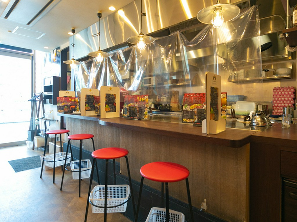 職人技に魅せられ、地方の味を満喫できる、バルのような空間