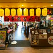黄色い提灯に誘われて暖簾をくぐると、楽しい食時間のはじまりです。広島駅直結の「ekieダイニング」内にありアクセスしやすいので、出張や旅行時の食事にも最適。野球観戦帰りに訪れる人も多い、人気店です。