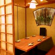 和の赴き溢れる個室席でゆっくりと時が流れるのをお楽しみくださいませ。間接照明と和の装飾の数々が上質な大人の空間を演出しておりますので誰と来ても何度来てもお楽しみいただけます♪    