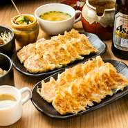厳選された食材を使い店舗で1つひとつ手づくりされる【歩兵】の餃子。パリパリの極薄の皮に具材たっぷり、職人技で繊細に包み込まれています。