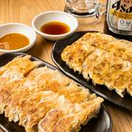 豚肉に白菜とキャベツの餡を、特注の極薄皮で包み焼き上げる【歩兵】自慢の逸品。シンプルな『ぎょうざ』と、香り豊かな『生姜ぎょうざ』の2種類を楽しめます。