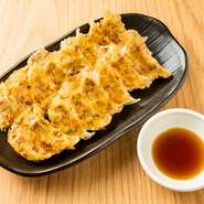 にら・にんにくの風味を効かせたスタンダードな餃子。パリッとした薄皮と野菜たっぷりの餡で、小振りながらも満足感のあるひと品です。