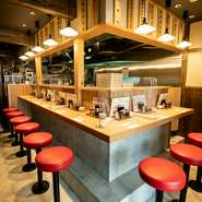 木の温もりが落ち着いた印象を醸し出す店内。カウンター席では、餃子を焼き上げる臨場感を楽しめるほか、焼きたてアツアツの状態をダイレクトにいただけるので、小人数での来店もオススメです。