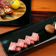 懐石コースの中の一品『強肴』は基本、炭火焼きの黒毛和牛が提供されます。カウンター席に座れば、料理人が目の前で備長炭でさっと焼き上げてくれます。