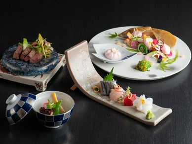 料理長が厳選した四季折々の食材。旬の味覚が器を彩る『季節の会席料理』