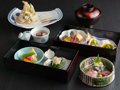 ビジネス人気No.1！　京風弁当とサクサクの天ぷら、お造りがセットになった『旬菜御膳』