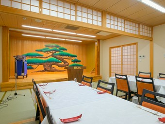 各種イベントを開催できる松が描かれた大きな舞台