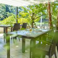 熊本のオアシスである江津湖のロケーションを望める
オープンガーデン席・屋根付きのテラス席で素敵な時間をお楽しみください