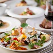 全コース共通の『前菜』をはじめ、旬の多彩な味覚を楽しめる皿の宝庫。しかも、その日の食材に応じて料理を決めるため、訪れる度に新しい味わいに出会えます。屋内・屋外にさまざまなタイプの席があるのも楽しみ！