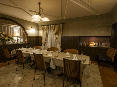ヨーロッパ調の設えが美しい個室があり、大勢様での会食もOK