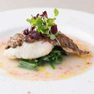 コース料理の「本日の魚料理」の一例。